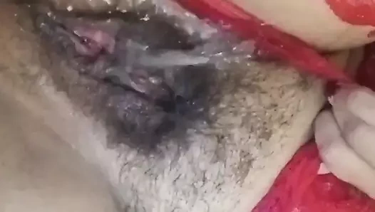 Evelin yaramaz bir sürtük. Amcığı çeşmeyi seviyor.