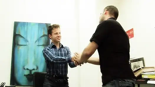 Ofisteki masada ateşli bir sikiş