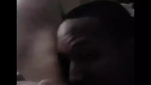 Kawaiistig'in amını yüksek sesle ağzıma ve yüzüme boşalrken sürtüyor!!