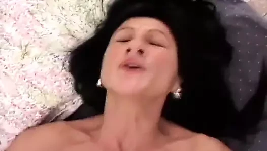 Azgın nine yatakta dövmeli bir adama amını siktiriyor