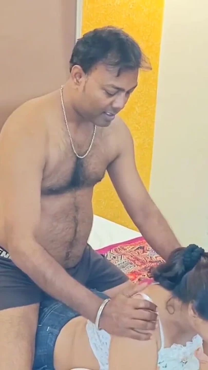 Bir kız yatak odasındaki oğluyla seks yapmak istiyor.... | Klip 1