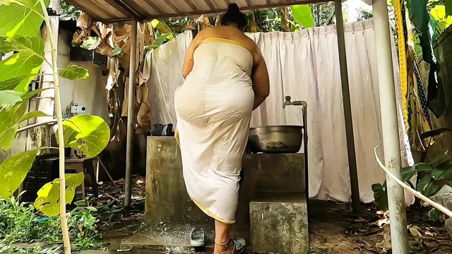 Yuvarlak göt, mallu açık havada banyo yapıyor, tamamen çıplak azdırıyor komşular