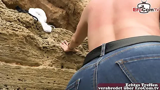 Mallorca'da tatilde iki kadının açık havada Alman oral seksi
