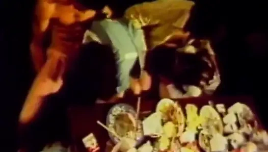 Büyük memeli piliçlerle eski nostaljik sikiş