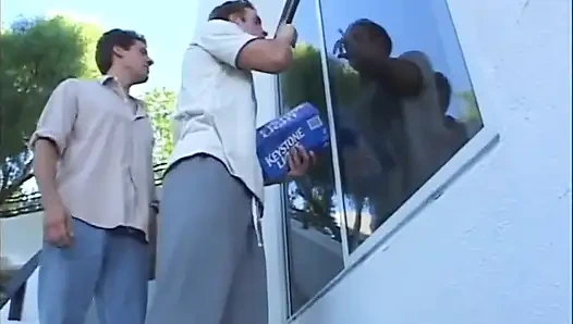 Domuz kuyruklu sıska sarışın açık havada çifte penetrasyon