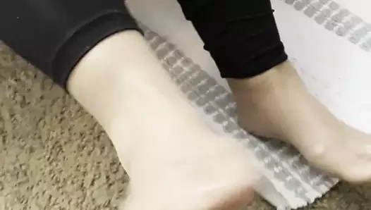 Naylon dizliklerimi giyiyorum.