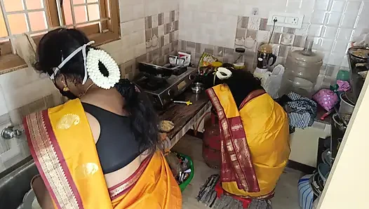 Üvey kız kardeşi ile ev hanımı mutfakta sikişiyor