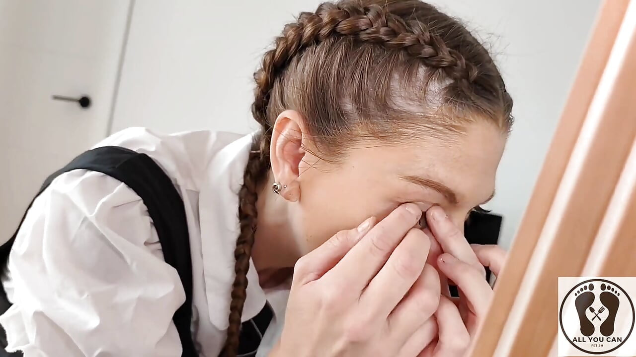 Üniversite üniformalı godess orta yaşlı seksi kadın duş alıyor ve mastürbasyon yapıyor
