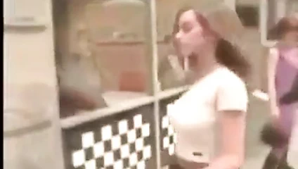 Genç jennifer aşk hewitt memeler sıçrayan sıkı beyaz gömlek