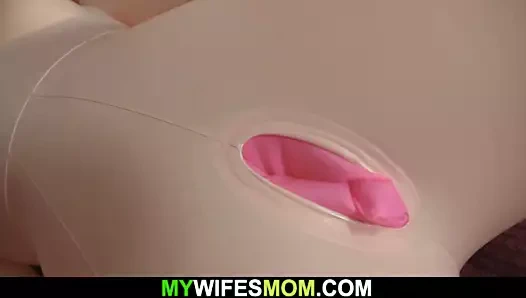 Büyük sarışın anne inlaw olur azgın adam boşalmak