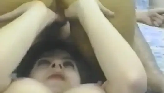 Şanslı Asyalı adam iki azgın kızla sikişiyor