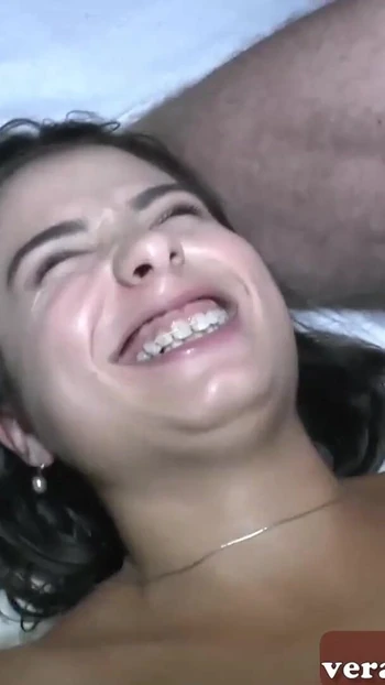 Ключевой момент из "Юная тинка Mira Cuckold на немецкой кримпай-свинг-вечеринке с камшотом на улице"