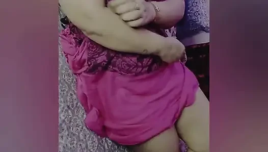 Kendi zevkini yaşayan Hintli kadın mastürbasyon yapıyor
