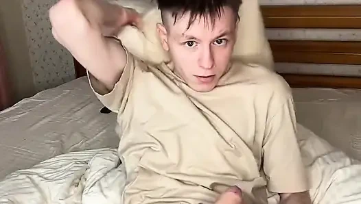 Twink'in edepsiz yarağıyla azdırıyor ve boşalıyor