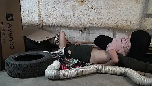 Nymphomaniac kız New York'ta sokakta beş parasız götlü bir serseriyle seks yapıyor
