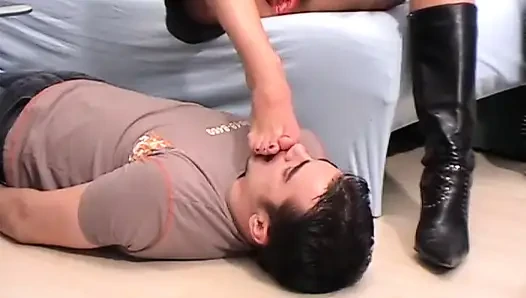 Çizmelerden ayak koklama