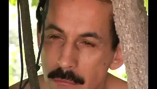 Seksi genç kız genişleyen göt deliğini olgun bir adam tarafından siktiriyor