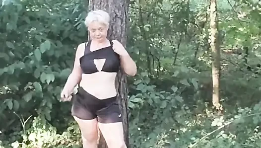 İyi Bir Penis Beklerken Ormanda Küçük Orospu Oynuyorum.