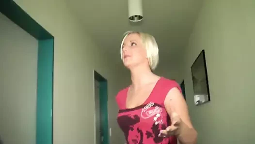 Ossi-Schlampe pisst in die Hotelpflanzen!