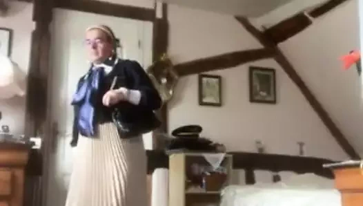 Mavi ve beyaz bluzlu burjuva elbise içinde