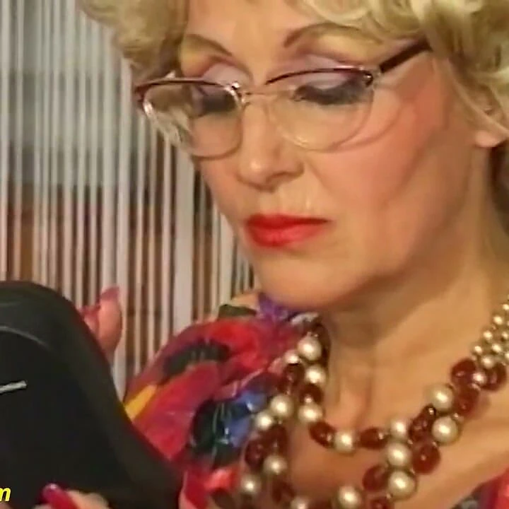 Gözlüklü Alman üvey anne derin parmaklanıyor