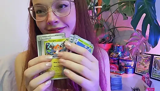 Asmr oyuncakları sevimli kızıl saçlıyı çekiyor