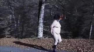 Brenda bir dağ yolunda çıplak