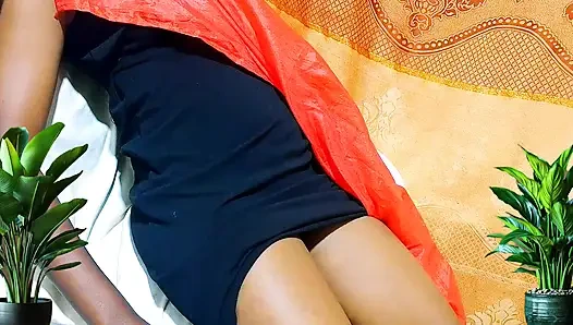 Ateşli genç kız barda berberin sert sikişi tarafından baştan çıkarılıyor ve çiğniyor. Zevk aldı ve boşalana kadar çok sert sikildi, tatlı amcık