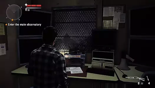 Alan Wake'in kolu dışarı fırlıyor.