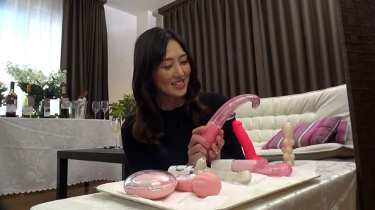 A035G11 A wife who is curious about a large amount of sex toys. Raw to a wife who secretly used it and got into heat!