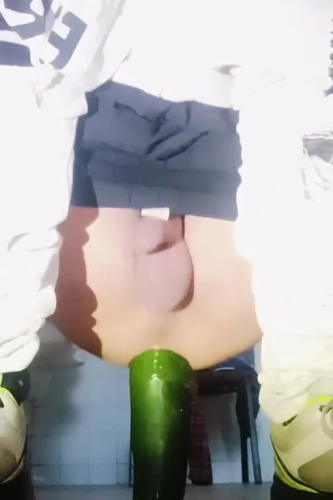 Genç bir eşcinsel adam, terk edilmiş bir banyoda anal zevk buluyor.