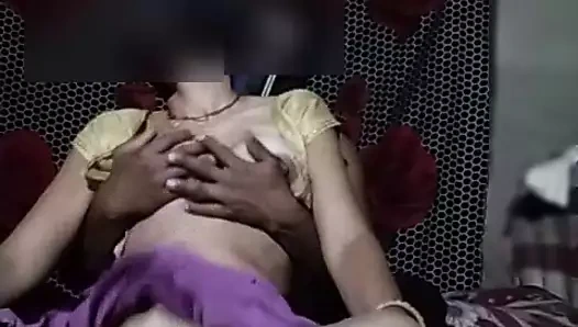 Chadni ka kocan uske chuchi ko daba ke garam deta hai .. aur chadni ke chut me pani aa jata hai.. fir chadni chudane lagti