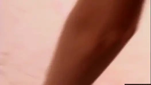 Kızıl saçlı hatun ıslak sakso çekiyor ve yakın çekimde sert biniyor