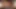 Yılan elbiseli kıvırcık saçlı ladyboy büyük bir yük dışarı darbeler