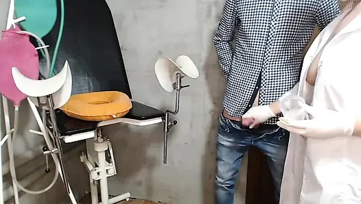 Büyük memeli bir hemşire bir hastanın boşalmasına izin veriyor