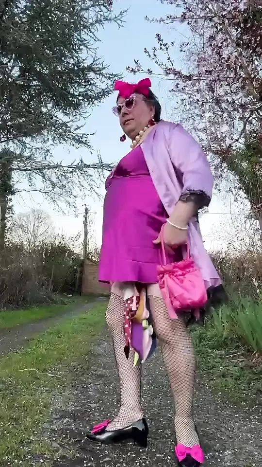 Bir akşam için gecelikle giyinmiş