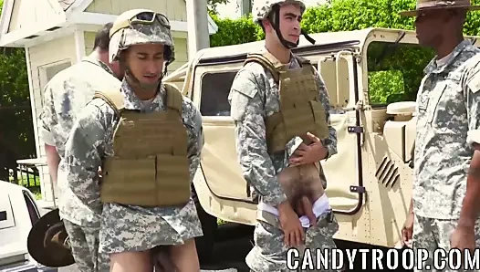 askeri adamlar içinde bir ırklararası açık gay orgy