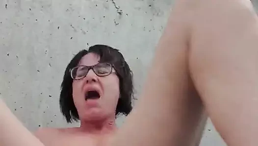 Orta yaşlı seksi kadın komşularının yanında bahçede