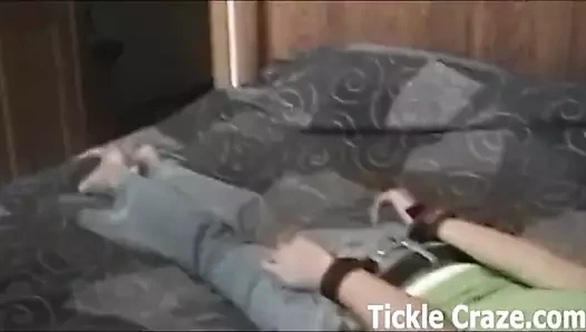 Bağlı, gözleri bağlı ve çığlık atana kadar gıdıklandı