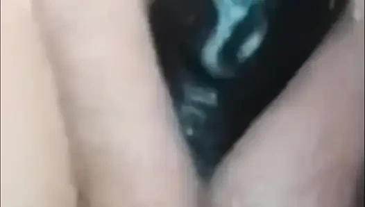 Masturbuje her dildo