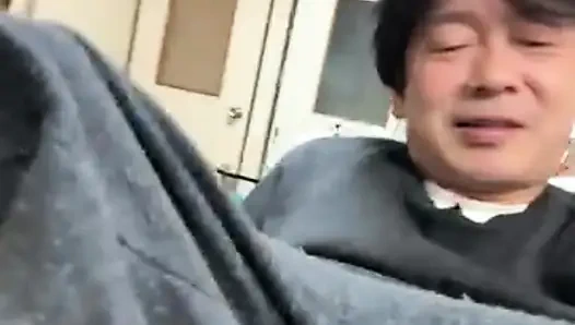 Yaşlı Japon adam ereksiyon olan penisini ovuyor