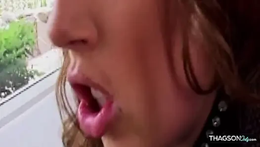 Azgın orta yaşlı seksi kadın ıslak amcık oyununda kalın parmaklarıyla genişliyor