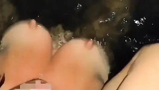 Gece yarısı en iyi arkadaşının karısıyla yatağa girdikten sonra sıska bir şekilde için dışarı çıkıyor