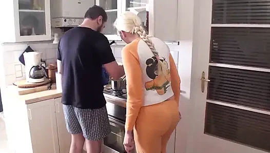 Köle Joschi sahibesi için binme emri verdi