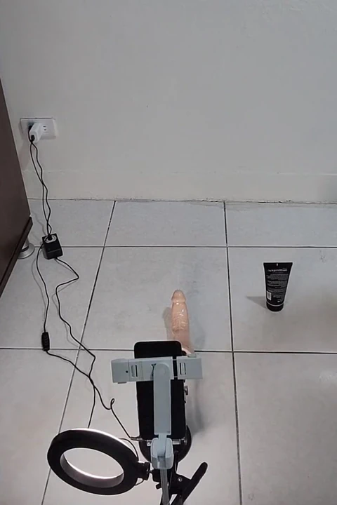 Silahlı Tayvanlı crossdresser el boşalması olmadan anal seks