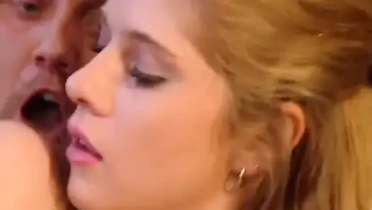 Avrupalı genç kız iki alıyor