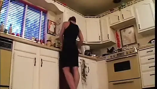 Olgun kızıl saçlı mutfakta sikiliyor
