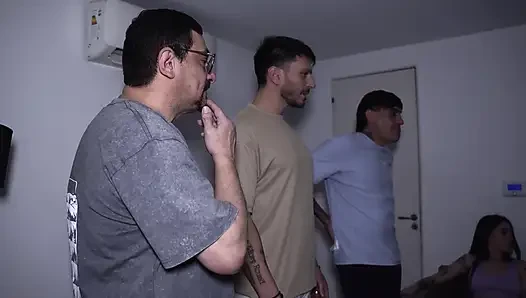 Üç kadın arkadaş sipariş etti ve her biri üçünü emdi.