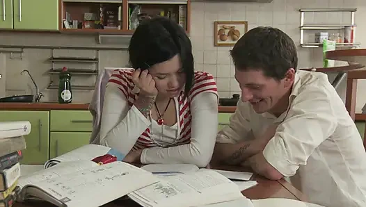 Azgın genç kız sert ders çalışmaktan sonra götünü sikmeyi seviyor