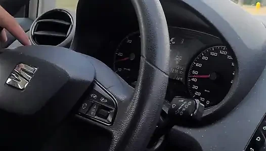 Dövmeli kız adam araba sürerken arabada mastürbasyon yapıyor